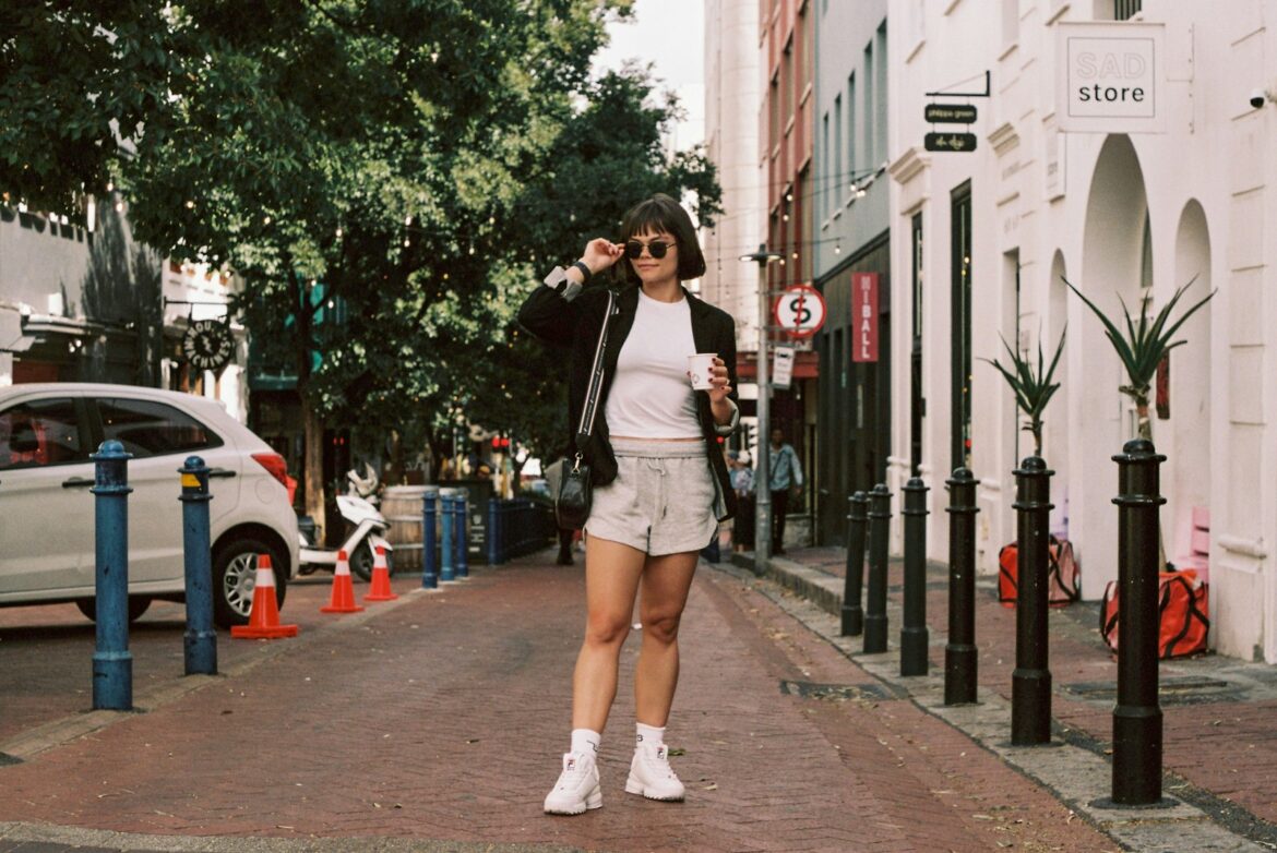 Vrouw wandelt op sneakers door de stad